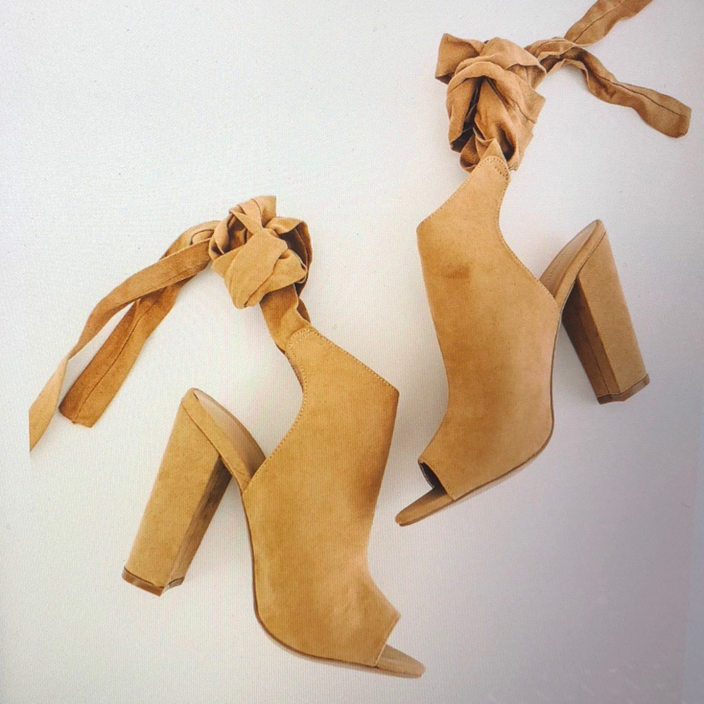 🩷🩷NEW!🩷🩷Tan Faux Suede/Cut Out Wrap Bootie Sandal